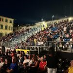 Via delle tribune piene di persone per l'evento "Panariello VS Masini"