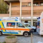 Vista esterna della sede di BNT Banca con i mezzi della Onlus Misericordia