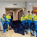 Altra vista interna della sede di BNT Banca con gli operatori della Onlus Misericordia