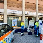 Vista esterna della sede di BNT Banca durante le fasi di carico dei pacchi alimentari