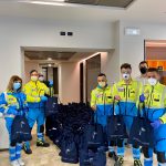 Vista interna della sede di BNT Banca con gli operatori della Onlus Misericordia