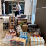Vista interna della sede di BNT Banca con i pacchi alimentari